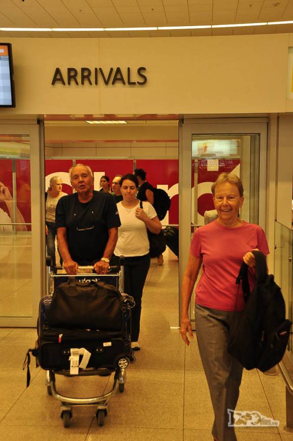 A chegada dos pais do Rodrigo ao aeroporto de Montevideo, no Uruguai